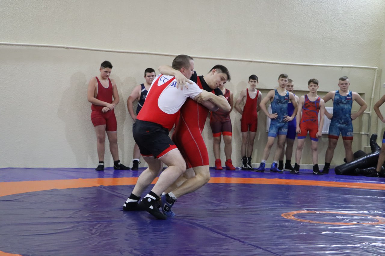 В Стахановской спортивной школе № 1 обновили два тренировочных зала В Стахановской спортивной школе № 1 обновили два тренировочных зала