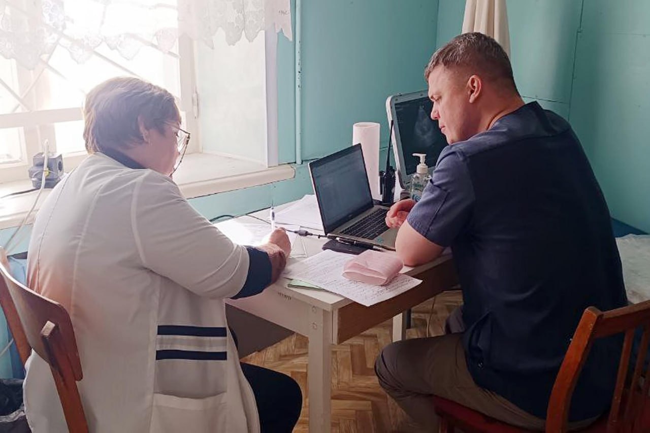 Жители пгт Шахтёрский поблагодарили красноярских врачей за приём