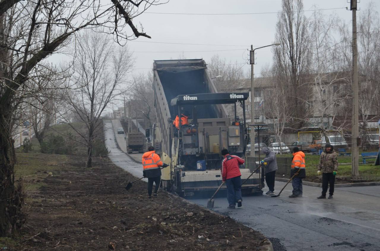 В Брянке завершили запланированный на 2025 год ремонт дорог В Брянке завершили запланированный на 2025 год ремонт дорог