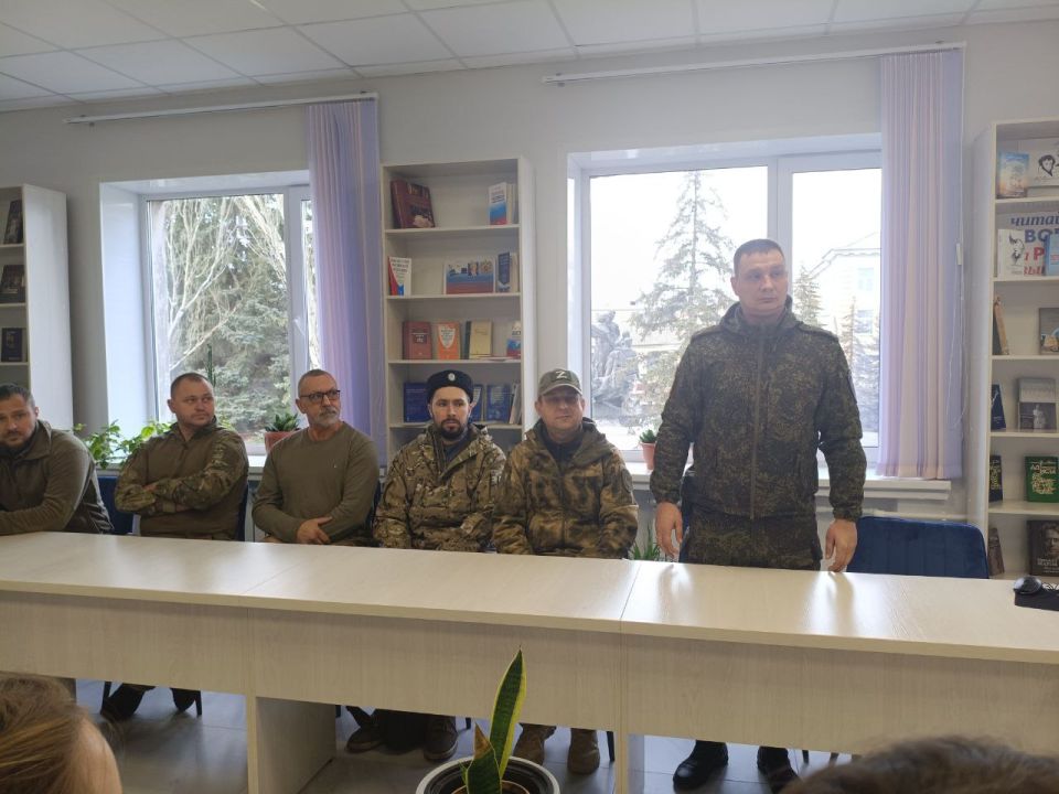 Сегодня в центральной библиотеке им. Г. Сковороды студенты Ровеньковского технико-экономического колледжа встретились с военнослужащими, казаками и ветеранами боевых действий Сегодня в центральной библиотеке им. Г. Сковороды студенты Ровеньковского технико-экономического колледжа встретились с военнослужащими, казаками и ветеранами боевых действий
