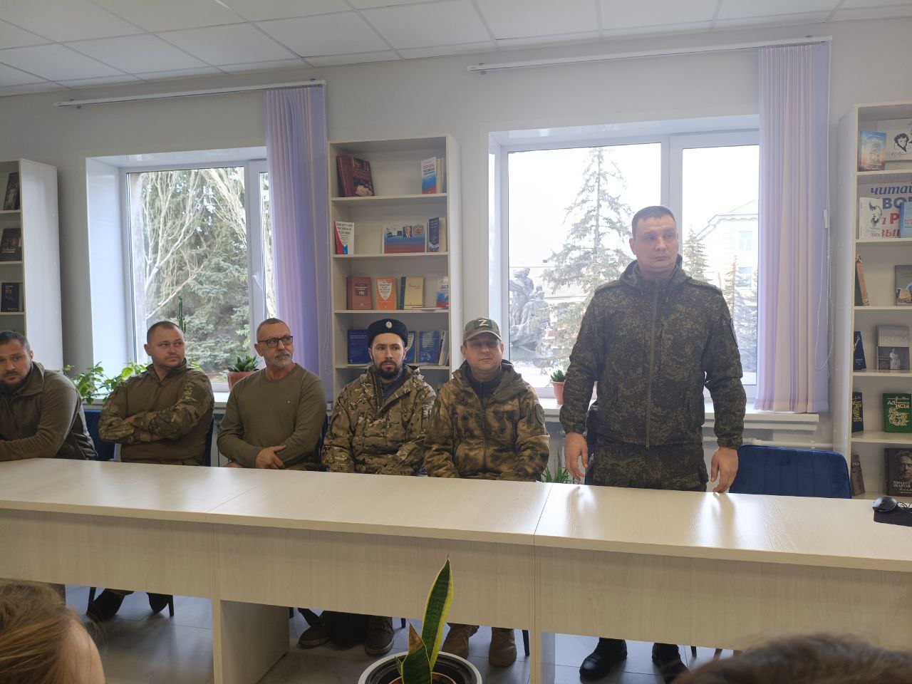 Сегодня в центральной библиотеке им. Г. Сковороды студенты Ровеньковского технико-экономического колледжа встретились с военнослужащими, казаками и ветеранами боевых действий Сегодня в центральной библиотеке им. Г. Сковороды студенты Ровеньковского технико-экономического колледжа встретились с военнослужащими, казаками и ветеранами боевых действий