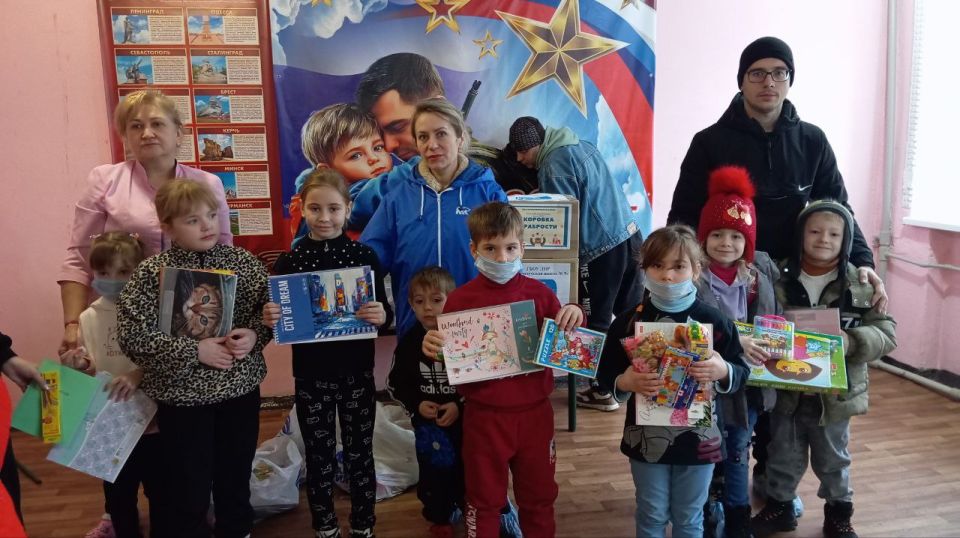 Единороссы доставили подарки в Краснолучскую городскую детскую больницу Единороссы доставили подарки в Краснолучскую городскую детскую больницу