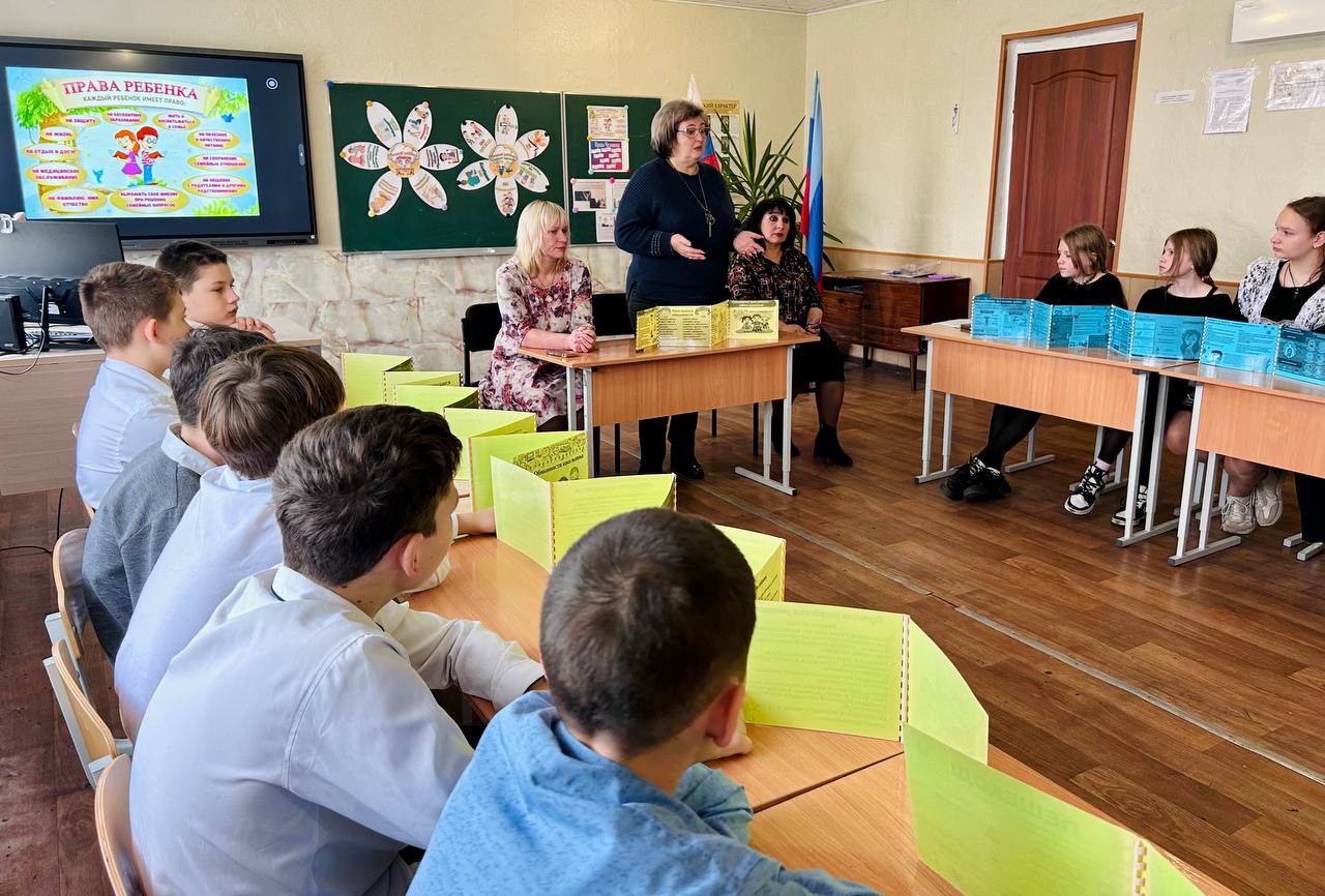 Сегодня начальник отдела по вопросам опеки, попечительства и патронажа Попова Ирина провела семинар для родителей и педагогов Кленовской школы им. Гвардии капитана Д.М. Мирошникова на тему «Защита прав и достоинства ребёнка» Сегодня начальник отдела по вопросам опеки, попечительства и патронажа Попова Ирина провела семинар для родителей и педагогов Кленовской школы им. Гвардии капитана Д.М. Мирошникова на тему «Защита прав и достоинства ребёнка»