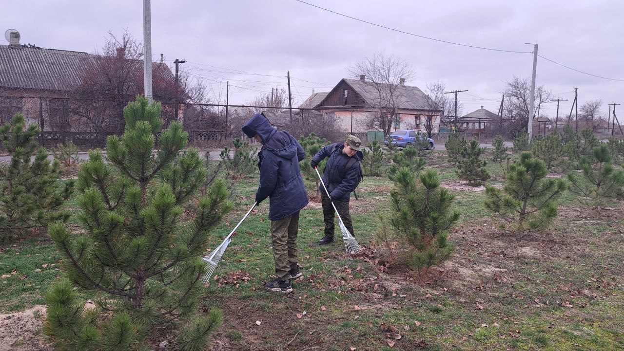 Активисты 6, 7-А и 8-А казачьих классов "Станично-Луганской средней школы имени Грекова П.М." показали замечательный пример гражданской ответственности и экологической сознательности, проведя субботник в Сквере... Активисты 6, 7-А и 8-А казачьих классов "Станично-Луганской средней школы имени Грекова П.М." показали замечательный пример гражданской ответственности и экологической сознательности, проведя субботник в Сквере...