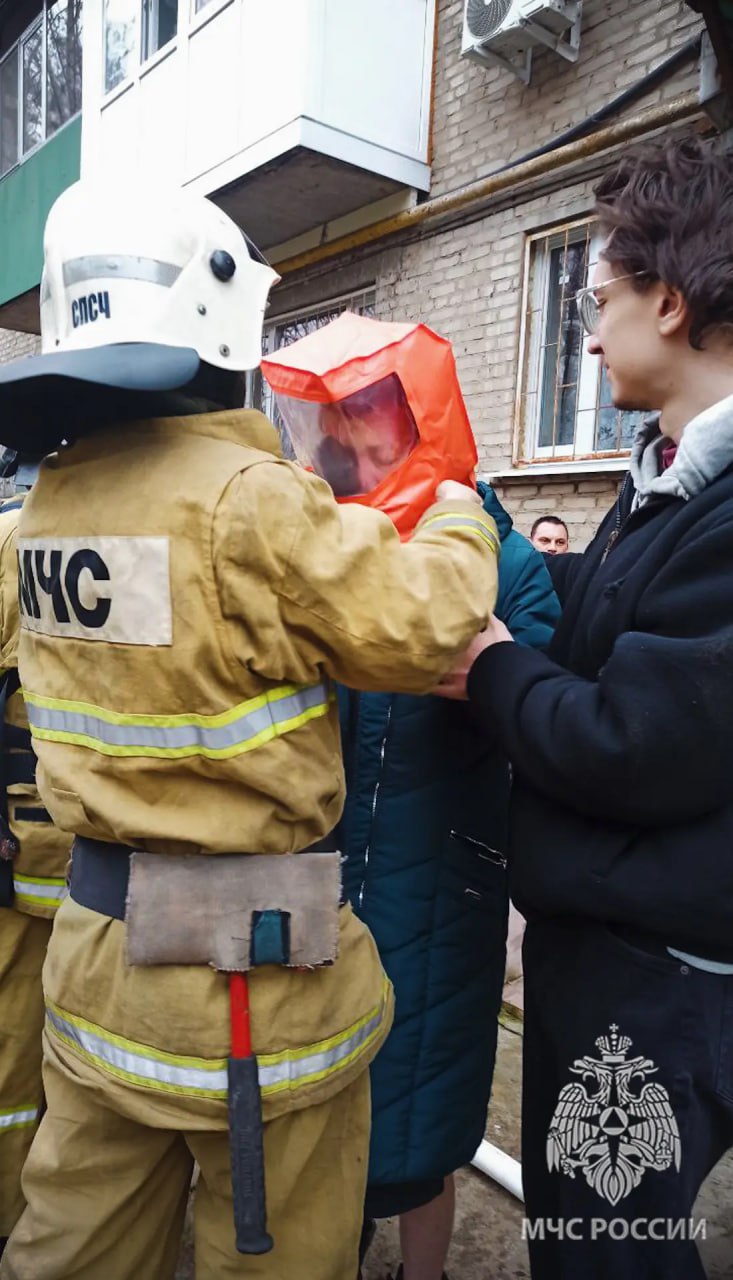 В Луганске пожарные спасли жителей из горящей многоэтажки В Луганске пожарные спасли жителей из горящей многоэтажки