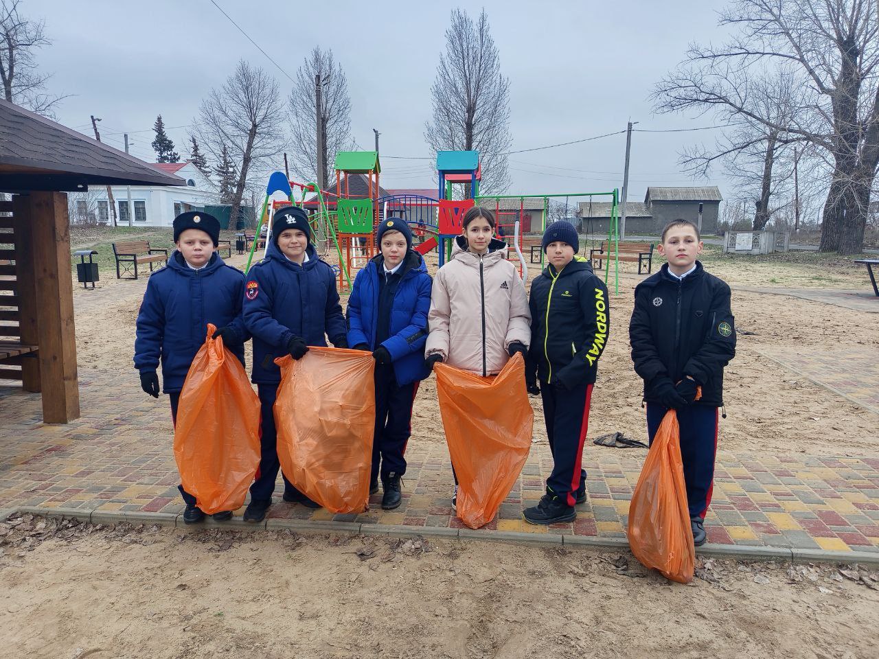 Активисты 6, 7-А и 8-А казачьих классов "Станично-Луганской средней школы имени Грекова П.М." показали замечательный пример гражданской ответственности и экологической сознательности, проведя субботник в Сквере... Активисты 6, 7-А и 8-А казачьих классов "Станично-Луганской средней школы имени Грекова П.М." показали замечательный пример гражданской ответственности и экологической сознательности, проведя субботник в Сквере...