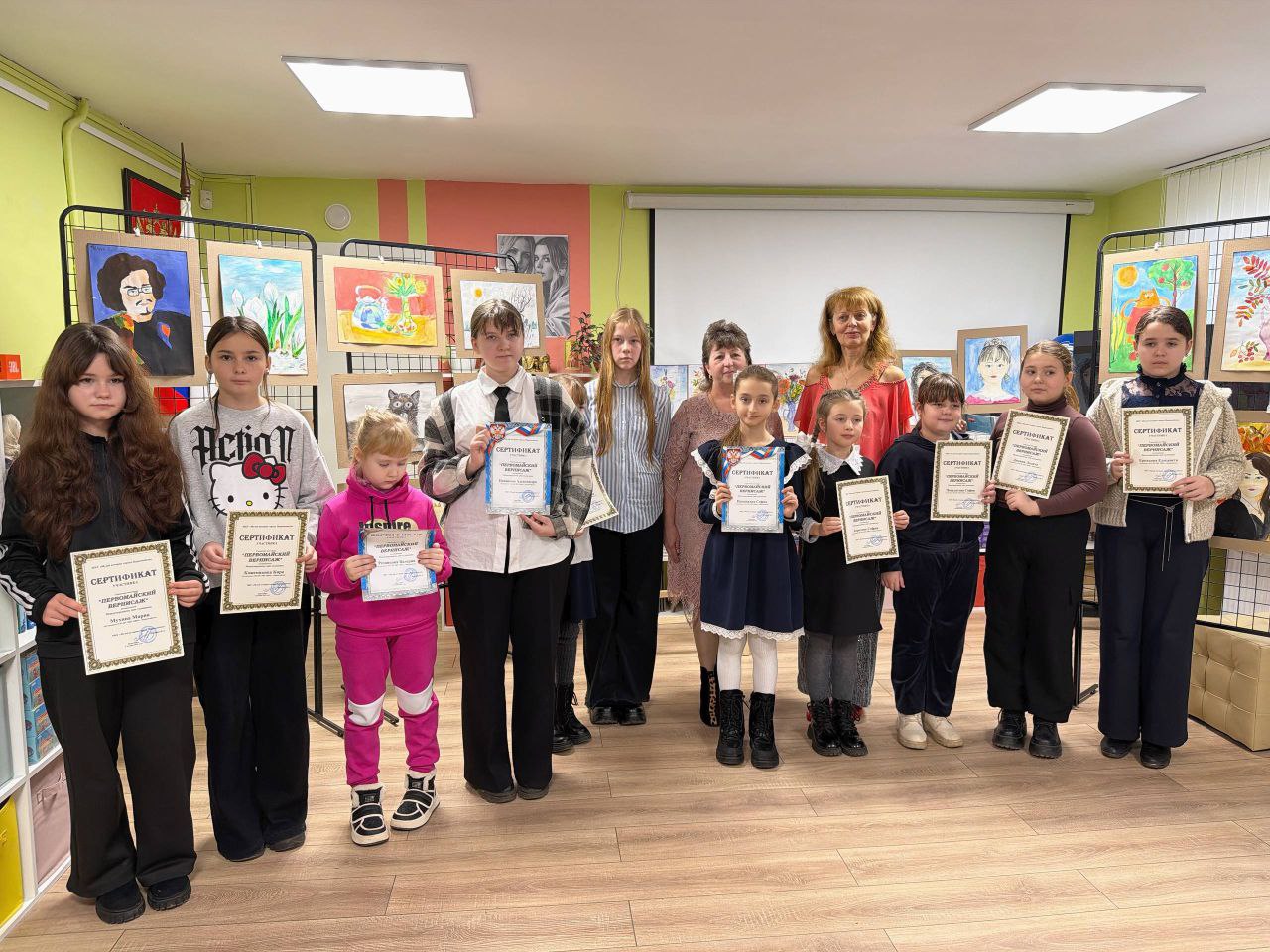 В Детском музейном центре распахнула свои двери новая экспозиция под названием «Первомайский вернисаж», приуроченная к Международному дню художника В Детском музейном центре распахнула свои двери новая экспозиция под названием «Первомайский вернисаж», приуроченная к Международному дню художника