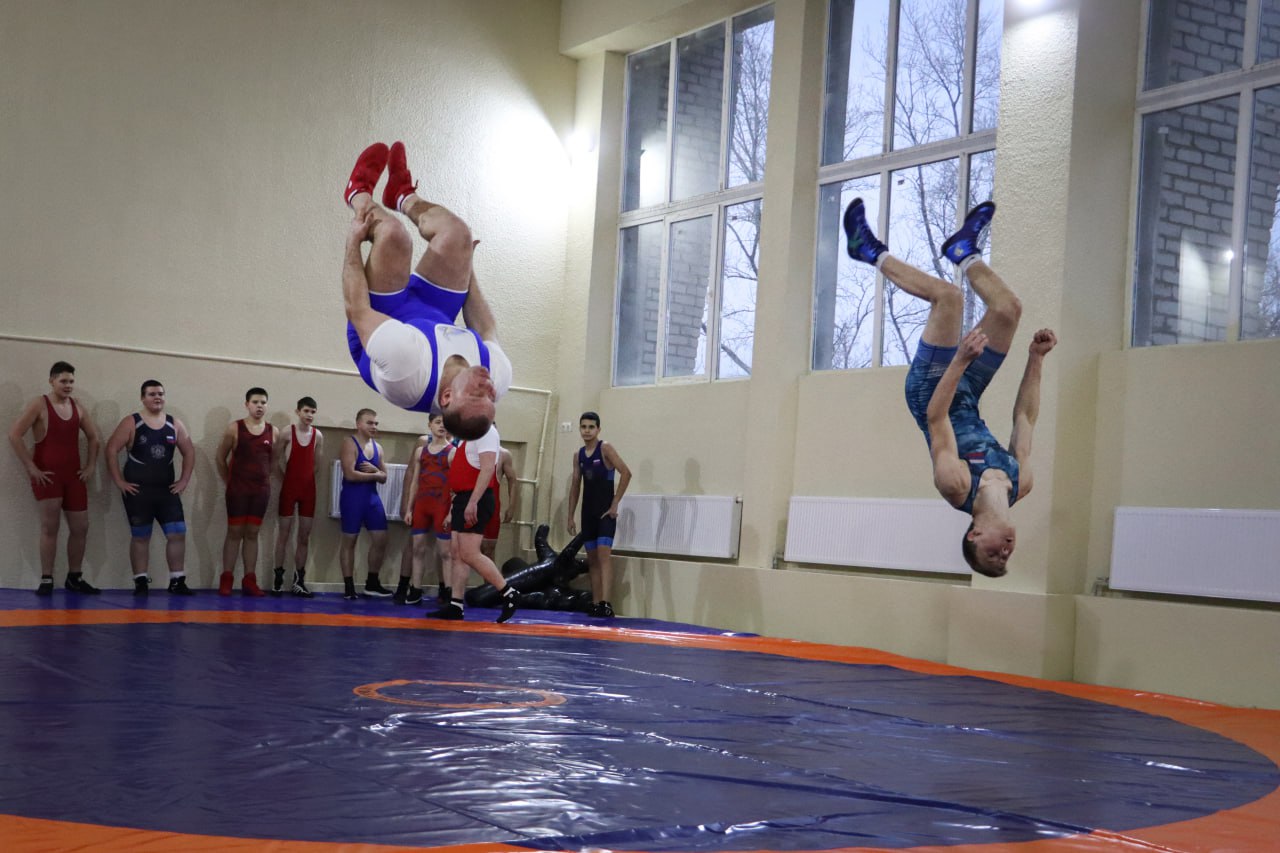 В Стахановской спортивной школе № 1 обновили два тренировочных зала В Стахановской спортивной школе № 1 обновили два тренировочных зала