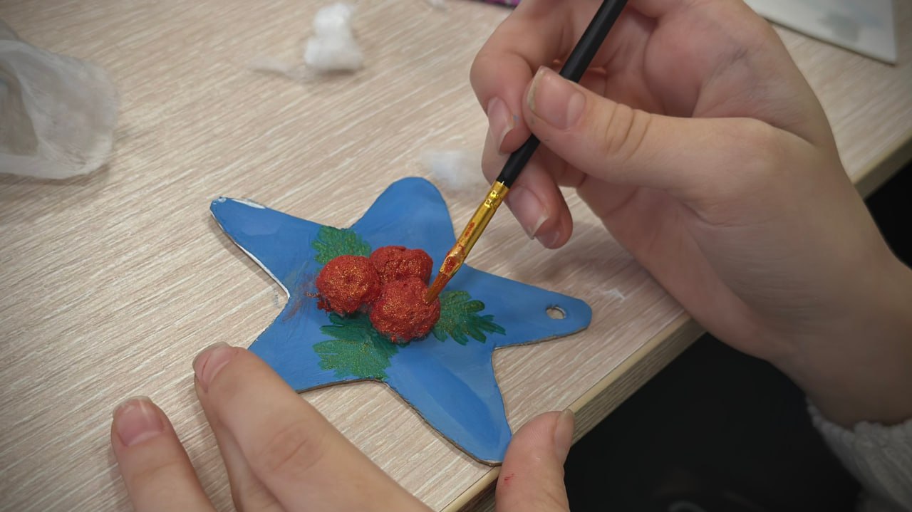 «Крепкая семья»: Активисты вместе с детьми сделали новогодние игрушки своими руками «Крепкая семья»: Активисты вместе с детьми сделали новогодние игрушки своими руками