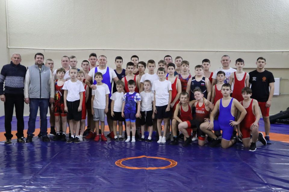 В Стахановской спортивной школе № 1 обновили два тренировочных зала В Стахановской спортивной школе № 1 обновили два тренировочных зала