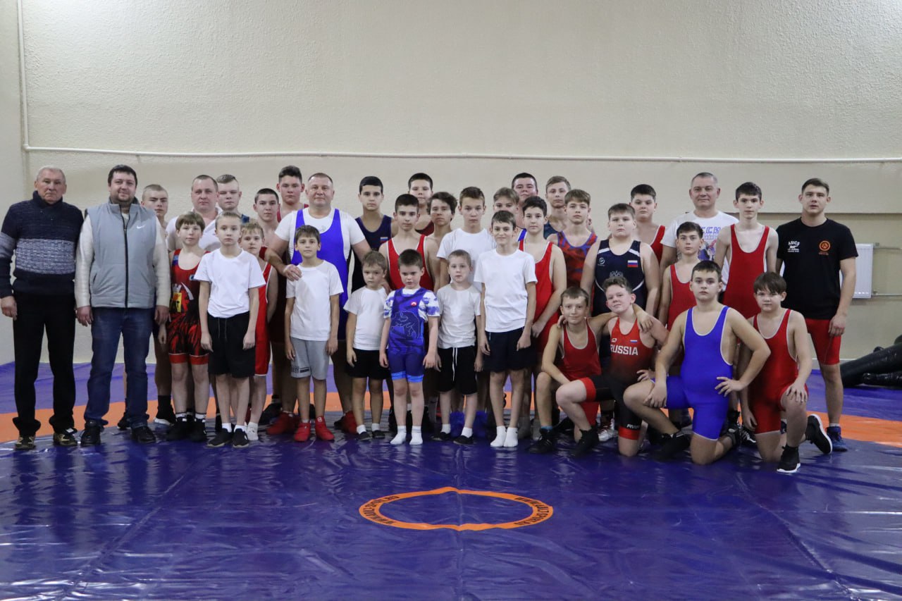 В Стахановской спортивной школе № 1 обновили два тренировочных зала В Стахановской спортивной школе № 1 обновили два тренировочных зала