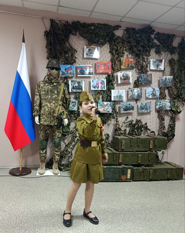 В преддверии праздника Дня Героев Отечества в Антрацитовском историческом музее совместно с детской музыкальной школой в рамках проекта «Пусть музыка звучит в веках» провели историко-музыкальный экскурс «Поклон тебе, солдат... В преддверии праздника Дня Героев Отечества в Антрацитовском историческом музее совместно с детской музыкальной школой в рамках проекта «Пусть музыка звучит в веках» провели историко-музыкальный экскурс «Поклон тебе, солдат...