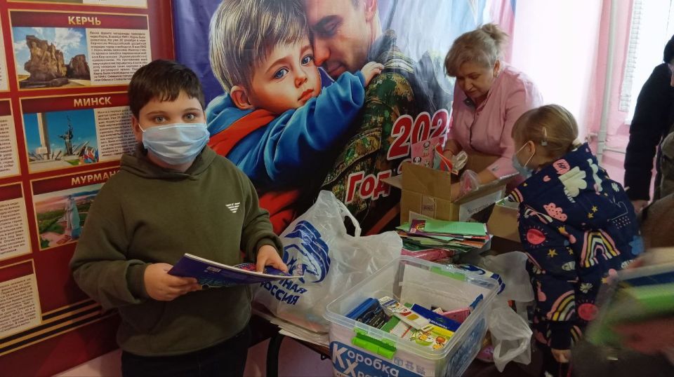 Единороссы доставили подарки в Краснолучскую городскую детскую больницу Единороссы доставили подарки в Краснолучскую городскую детскую больницу