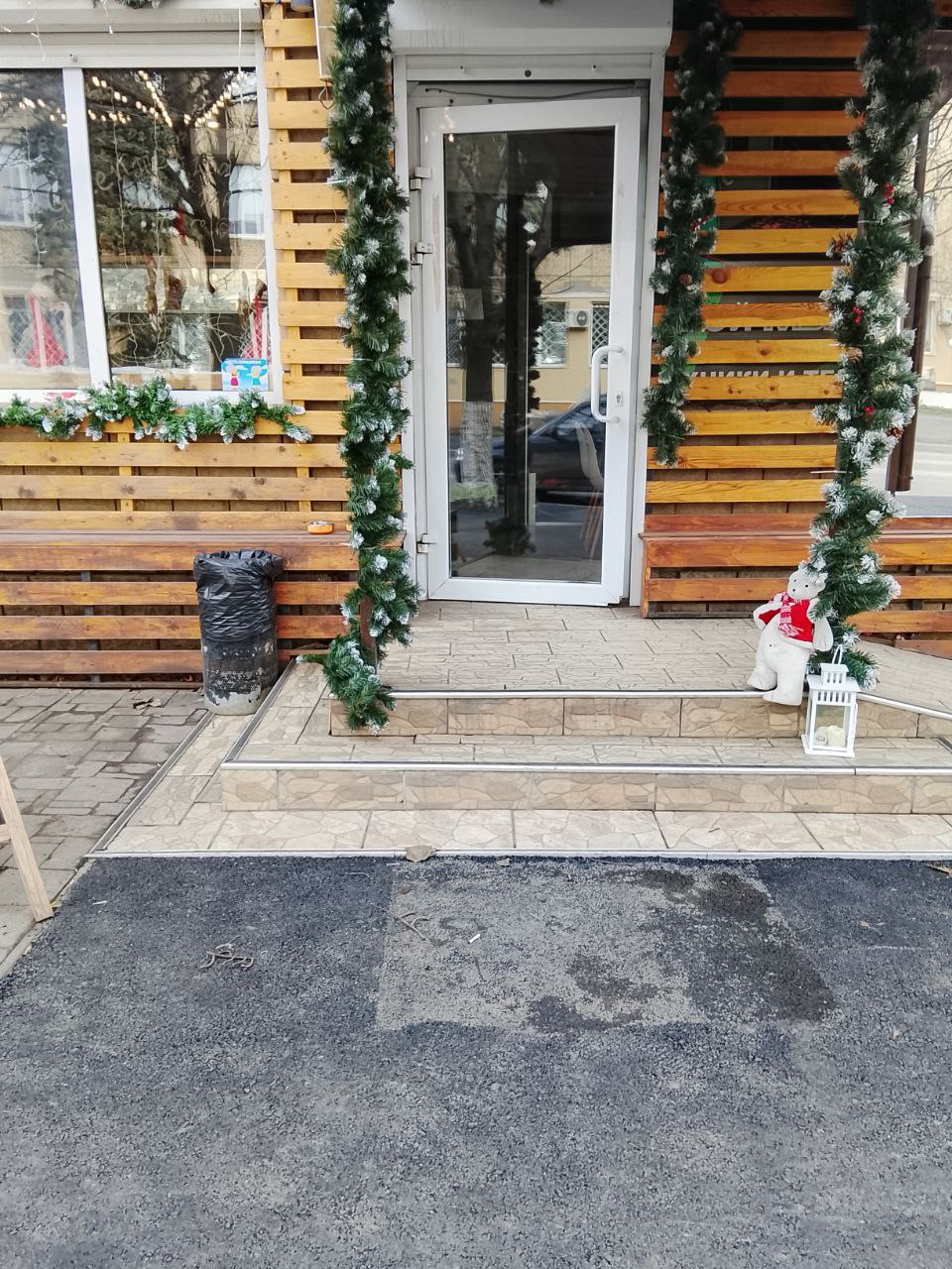 Сотрудниками управления экономики и муниципальной собственности Администрации городского округа город Ровеньки проводится организационная работа с субъектами хозяйствования города по праздничному оформлению торговых точек в... Сотрудниками управления экономики и муниципальной собственности Администрации городского округа город Ровеньки проводится организационная работа с субъектами хозяйствования города по праздничному оформлению торговых точек в...