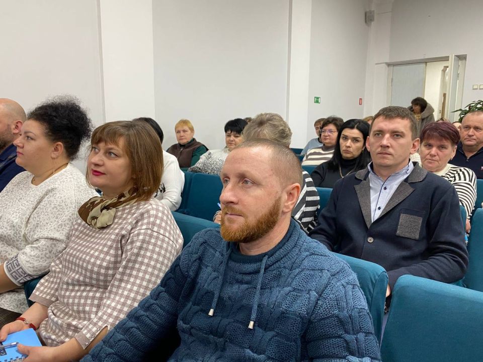 Марина Филиппова: На очередном совещании с сотрудниками Администрации Новоайдарского округа и руководителями подведомственных учреждений совместно с представителями ОМВД России «Новоайдарский» обсудили важные вопросы... Марина Филиппова: На очередном совещании с сотрудниками Администрации Новоайдарского округа и руководителями подведомственных учреждений совместно с представителями ОМВД России «Новоайдарский» обсудили важные вопросы...