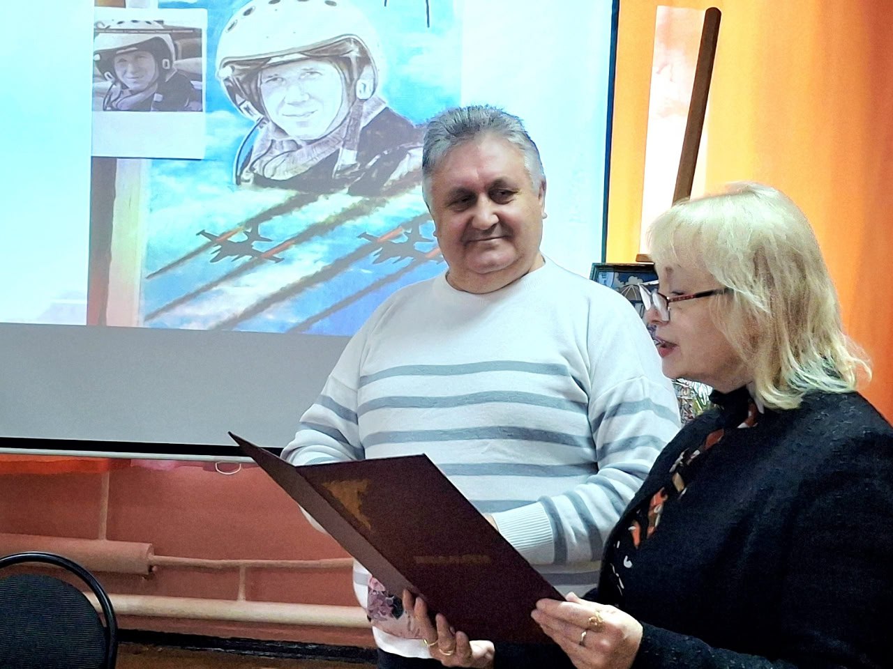 В Брянковском колледже ЛГПУ для обучающихся специальности «Дизайн (по отраслям)» состоялась творческая встреча с брянковским художником и волонтером Сергеем Мовой В Брянковском колледже ЛГПУ для обучающихся специальности «Дизайн (по отраслям)» состоялась творческая встреча с брянковским художником и волонтером Сергеем Мовой