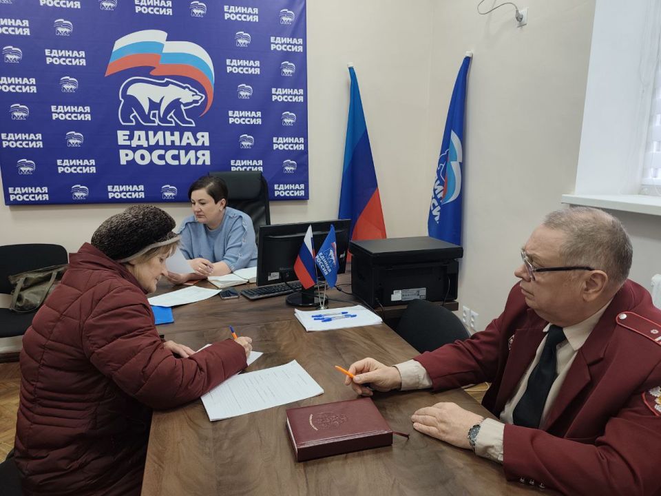 Сегодня в местной общественной приёмной Партии "Единая Россия" состоялся приём граждан по вопросам здравоохранения Сегодня в местной общественной приёмной Партии "Единая Россия" состоялся приём граждан по вопросам здравоохранения