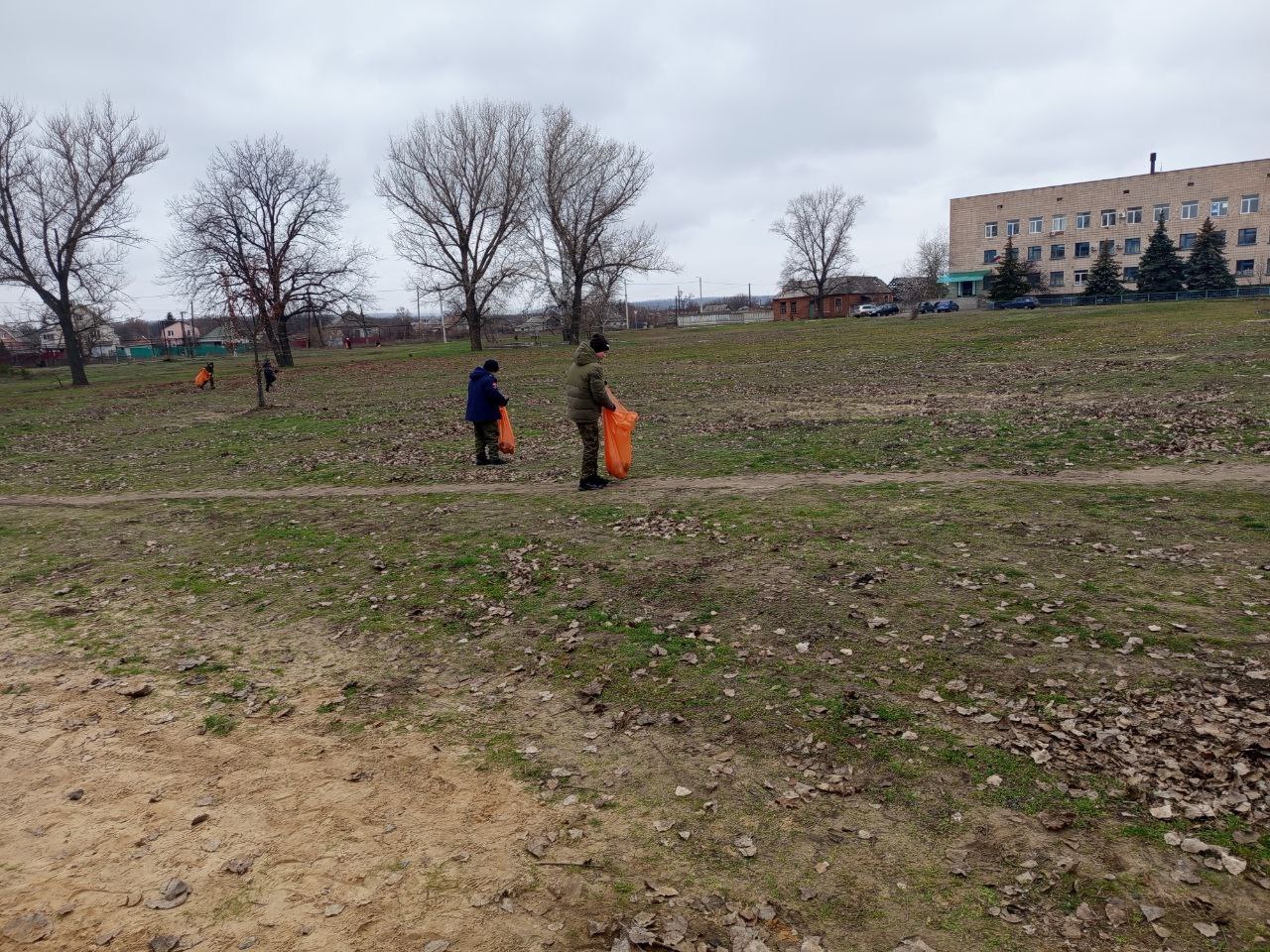 Активисты 6, 7-А и 8-А казачьих классов "Станично-Луганской средней школы имени Грекова П.М." показали замечательный пример гражданской ответственности и экологической сознательности, проведя субботник в Сквере... Активисты 6, 7-А и 8-А казачьих классов "Станично-Луганской средней школы имени Грекова П.М." показали замечательный пример гражданской ответственности и экологической сознательности, проведя субботник в Сквере...