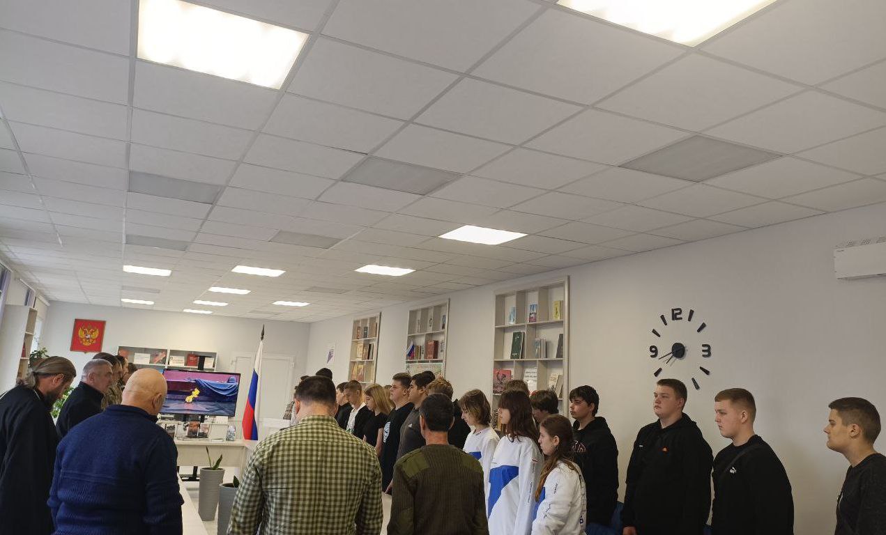 Сегодня в центральной библиотеке им. Г. Сковороды студенты Ровеньковского технико-экономического колледжа встретились с военнослужащими, казаками и ветеранами боевых действий Сегодня в центральной библиотеке им. Г. Сковороды студенты Ровеньковского технико-экономического колледжа встретились с военнослужащими, казаками и ветеранами боевых действий