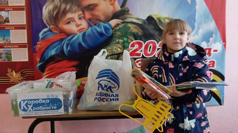 Единороссы доставили подарки в Краснолучскую городскую детскую больницу Единороссы доставили подарки в Краснолучскую городскую детскую больницу