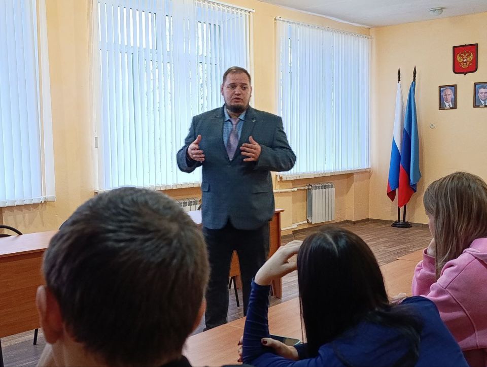 В Брянковском учебно-воспитательном комплексе №5 состоялся важный урок, проведенный советником директора по воспитанию Андреем Гавришем В Брянковском учебно-воспитательном комплексе №5 состоялся важный урок, проведенный советником директора по воспитанию Андреем Гавришем