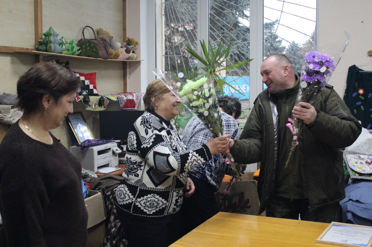 Единороссы Славяносербщины поздравили с Днем добровольца коллектив кружка для серебряных волонтеров «Рукотворные чудеса», который на постоянной основе оказывает помощь нашим защитникам Единороссы Славяносербщины поздравили с Днем добровольца коллектив кружка для серебряных волонтеров «Рукотворные чудеса», который на постоянной основе оказывает помощь нашим защитникам