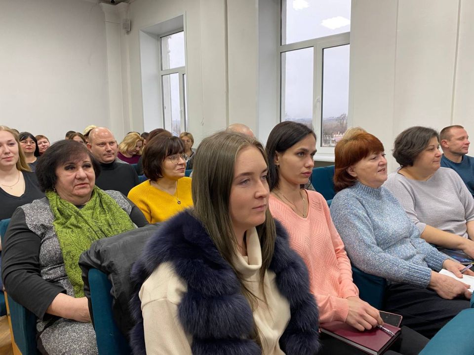 Марина Филиппова: На очередном совещании с сотрудниками Администрации Новоайдарского округа и руководителями подведомственных учреждений совместно с представителями ОМВД России «Новоайдарский» обсудили важные вопросы... Марина Филиппова: На очередном совещании с сотрудниками Администрации Новоайдарского округа и руководителями подведомственных учреждений совместно с представителями ОМВД России «Новоайдарский» обсудили важные вопросы...