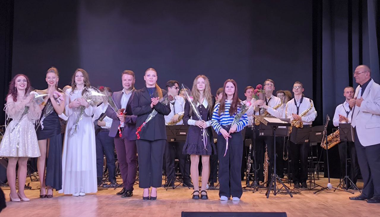 Юные воспитанники «Зари» дебютировали на Красной площади, выступив вместе с джаз-бэндом! Юные воспитанники «Зари» дебютировали на Красной площади, выступив вместе с джаз-бэндом!