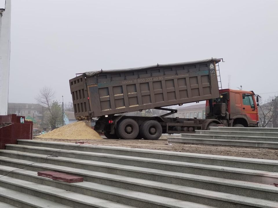 На территории площади Республики Коми в Ровеньках продолжаются восстановительные и строительные работы На территории площади Республики Коми в Ровеньках продолжаются восстановительные и строительные работы