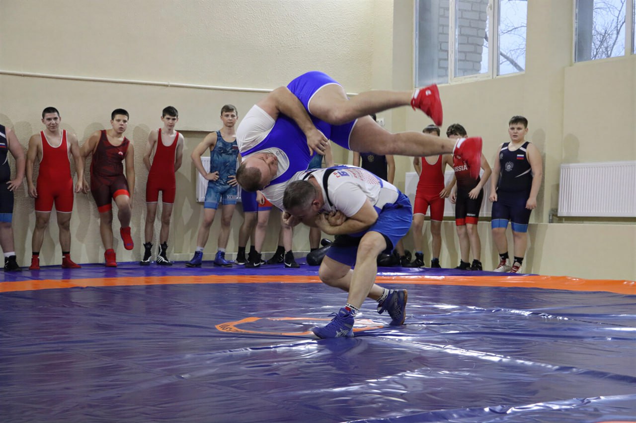 В Стахановской спортивной школе № 1 обновили два тренировочных зала В Стахановской спортивной школе № 1 обновили два тренировочных зала