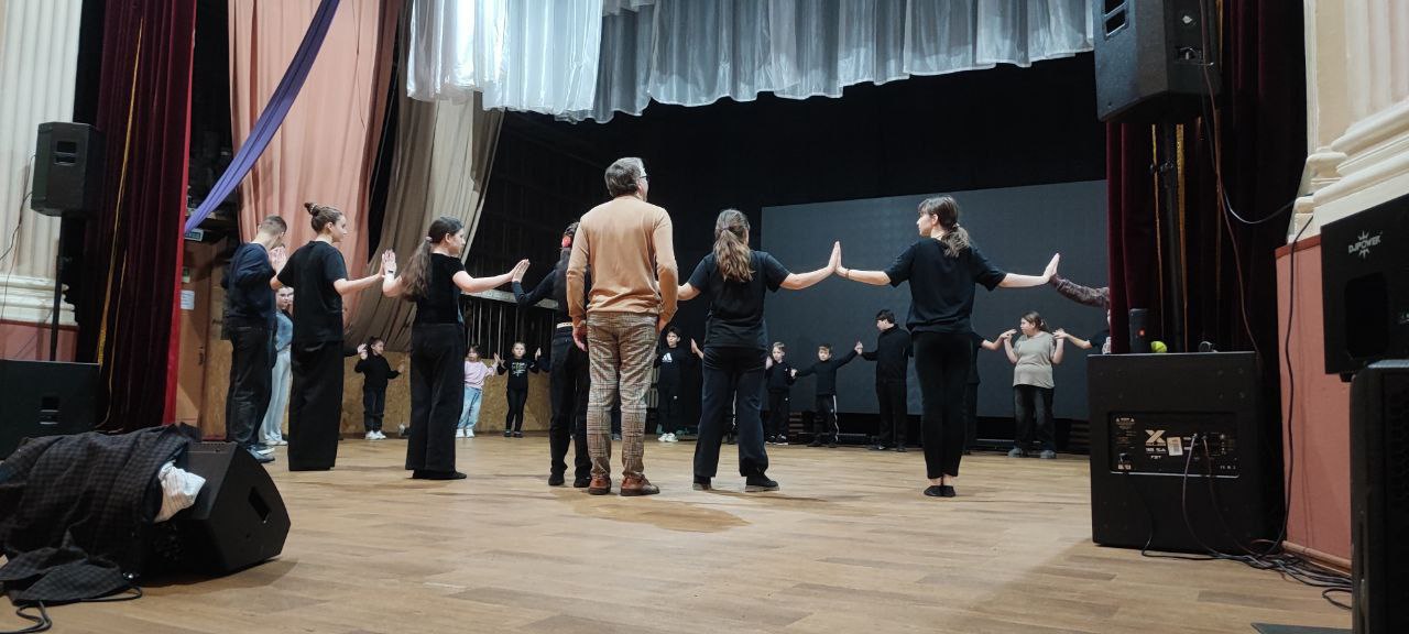 Образцовый театральный коллектив «РАДУГА» МБУ «ГЦКД г. Ирмино» стал участником всероссийского образовательного проекта «Объединяя театром» Образцовый театральный коллектив «РАДУГА» МБУ «ГЦКД г. Ирмино» стал участником всероссийского образовательного проекта «Объединяя театром»