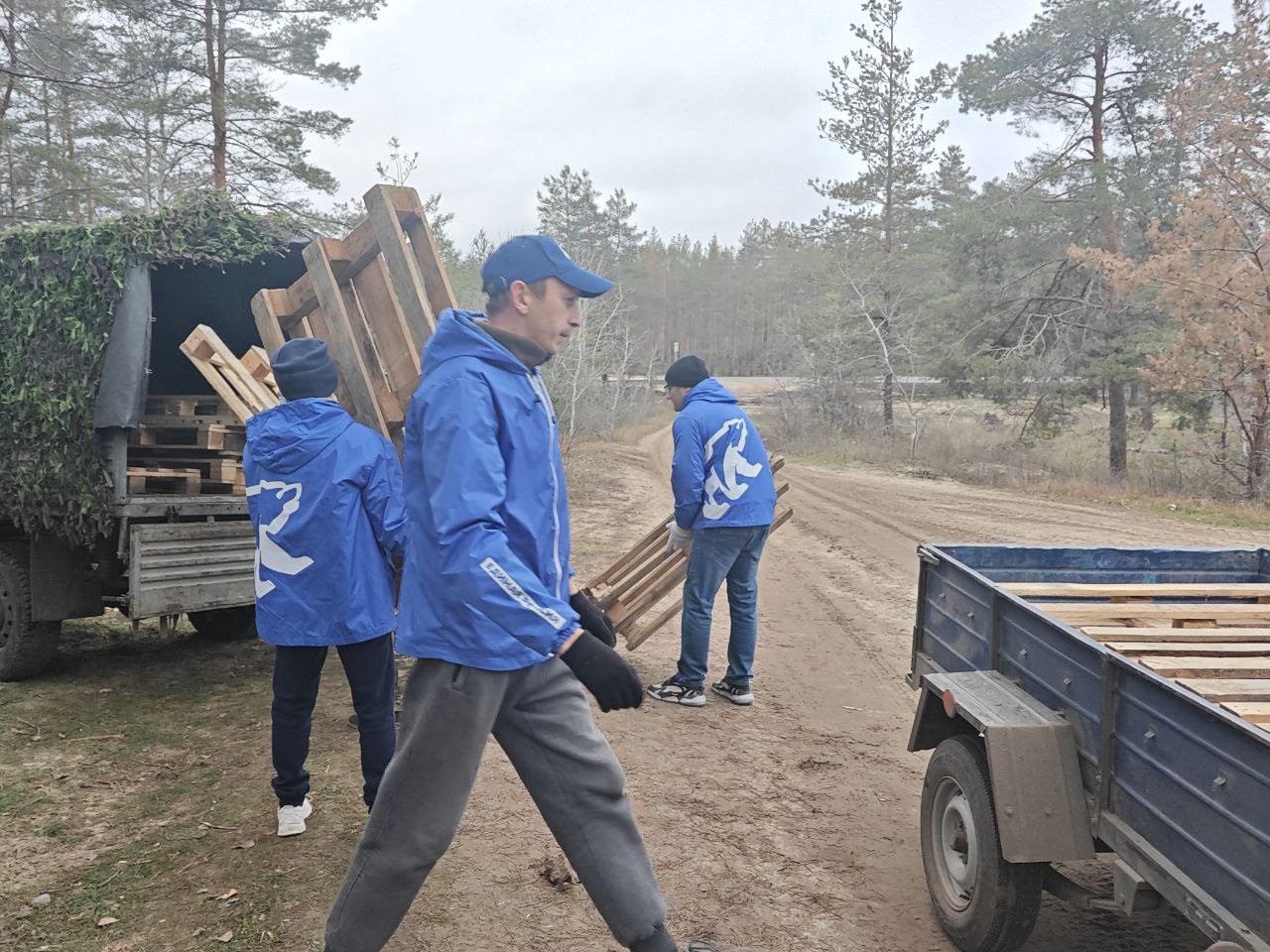 Сторонники «Единой России» совместно с активистами партии доставили гуманитарный груз на позиции участникам СВО Сторонники «Единой России» совместно с активистами партии доставили гуманитарный груз на позиции участникам СВО