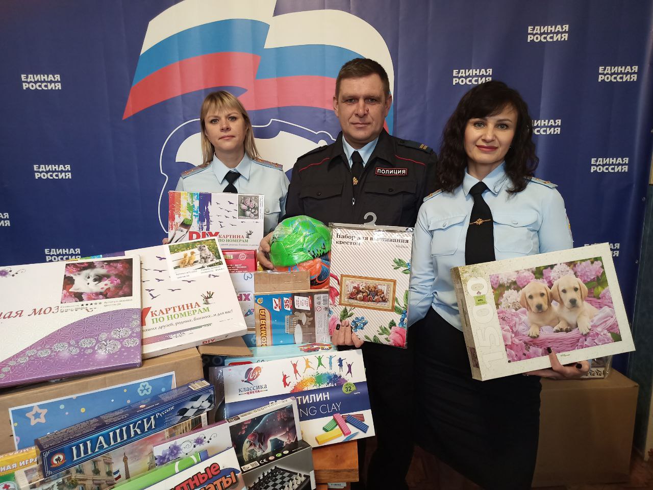 Меловчане продолжают пополнять «Коробку храбрости» игрушками