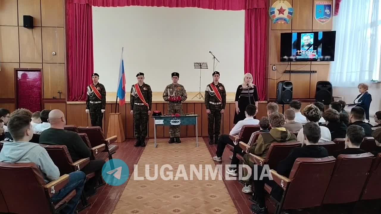 В стахановском колледже открыли Парту Героя