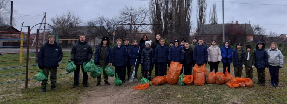Активисты 6, 7-А и 8-А казачьих классов "Станично-Луганской средней школы имени Грекова П.М." показали замечательный пример гражданской ответственности и экологической сознательности, проведя субботник в Сквере...