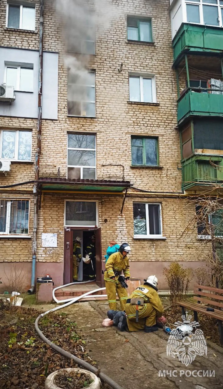 В Луганске пожарные спасли жителей из горящей многоэтажки В Луганске пожарные спасли жителей из горящей многоэтажки