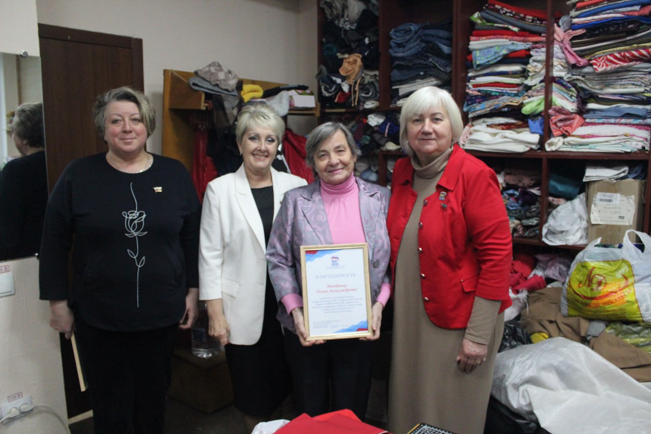 Единороссы Славяносербщины поздравили с Днем добровольца коллектив кружка для серебряных волонтеров «Рукотворные чудеса», который на постоянной основе оказывает помощь нашим защитникам Единороссы Славяносербщины поздравили с Днем добровольца коллектив кружка для серебряных волонтеров «Рукотворные чудеса», который на постоянной основе оказывает помощь нашим защитникам