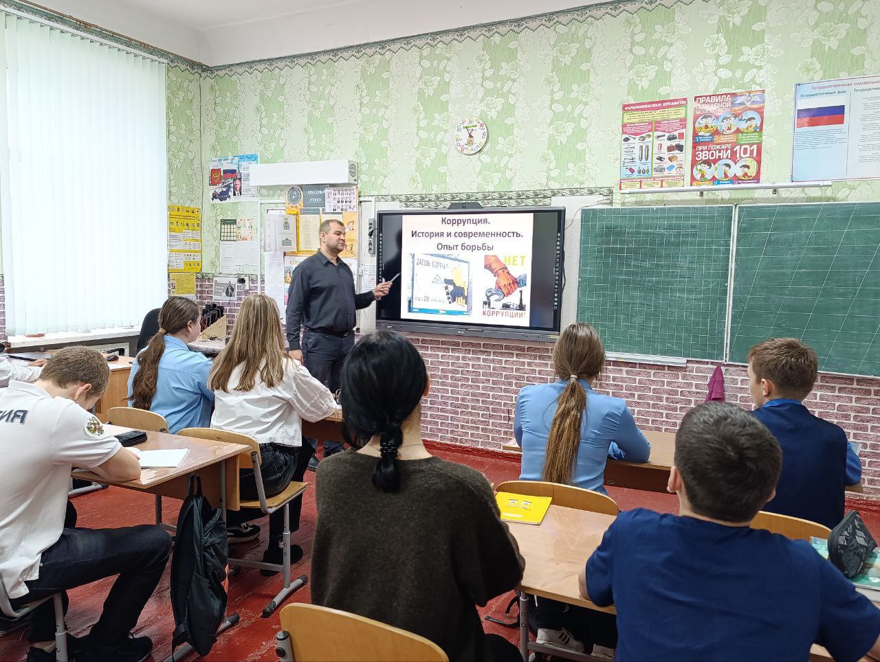 По инициативе Совета городского округа в рамках мероприятий, приуроченных к Международному дню борьбы с коррупцией в ГБОУ ЛНР«Брянковская СШ № 1» было проведено внеклассное мероприятие на тему: «Коррупция. История и...