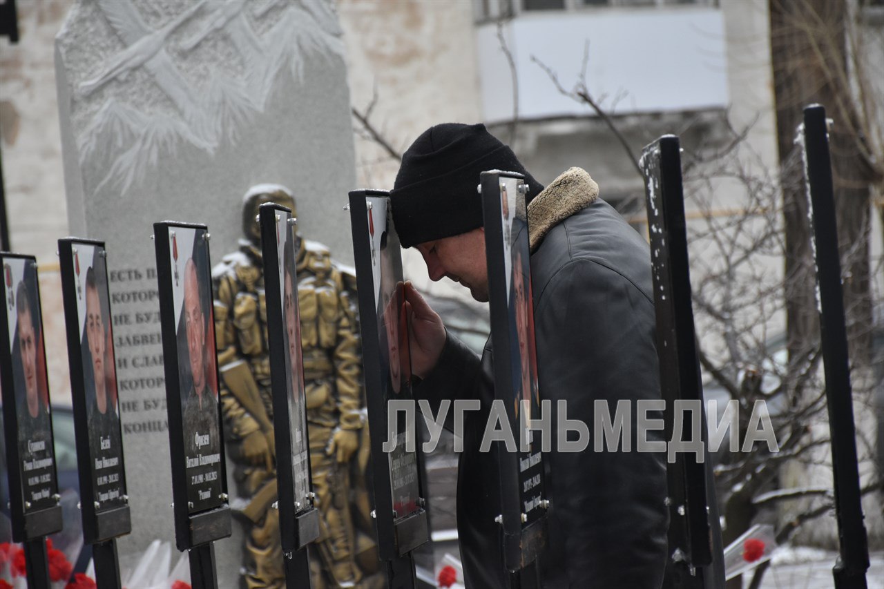 В поселке Дубовском Антрацитовского м. о. открыли памятник погибшим землякам – защитникам Родины В поселке Дубовском Антрацитовского м. о. открыли памятник погибшим землякам – защитникам Родины