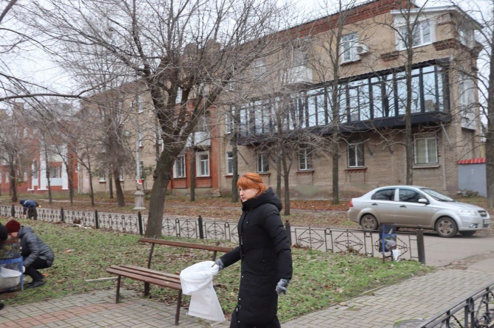 В Северодонецке стартовал общегородской субботник в рамках Всероссийской акции "Декада добрых дел", приуроченной ко Дню рождения партии "ЕДИНАЯ РОССИЯ" В Северодонецке стартовал общегородской субботник в рамках Всероссийской акции "Декада добрых дел", приуроченной ко Дню рождения партии "ЕДИНАЯ РОССИЯ"