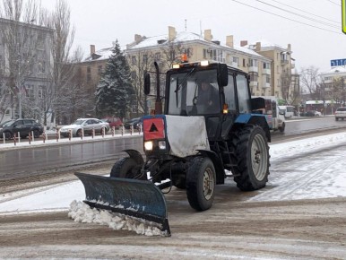 Коммунальная техника "Луганскгортранса" уже вовсю работает: специалисты очищают от снега дороги и тротуары