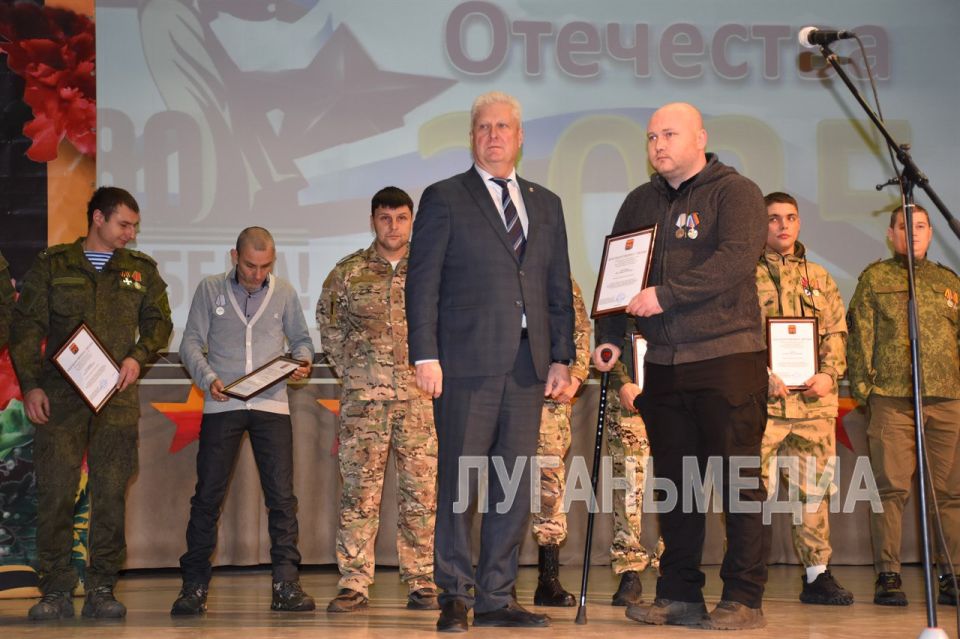 В Краснодоне торжественно подвели итоги Года защитника Отечества В Краснодоне торжественно подвели итоги Года защитника Отечества