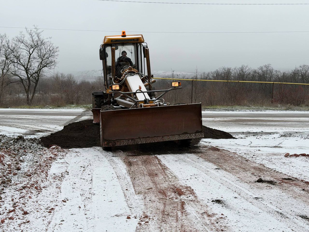 Сергей Колягин: Несмотря на ухудшившиеся погодные условия, продолжаем благоустраивать место захоронения защитников Отечества Сергей Колягин: Несмотря на ухудшившиеся погодные условия, продолжаем благоустраивать место захоронения защитников Отечества