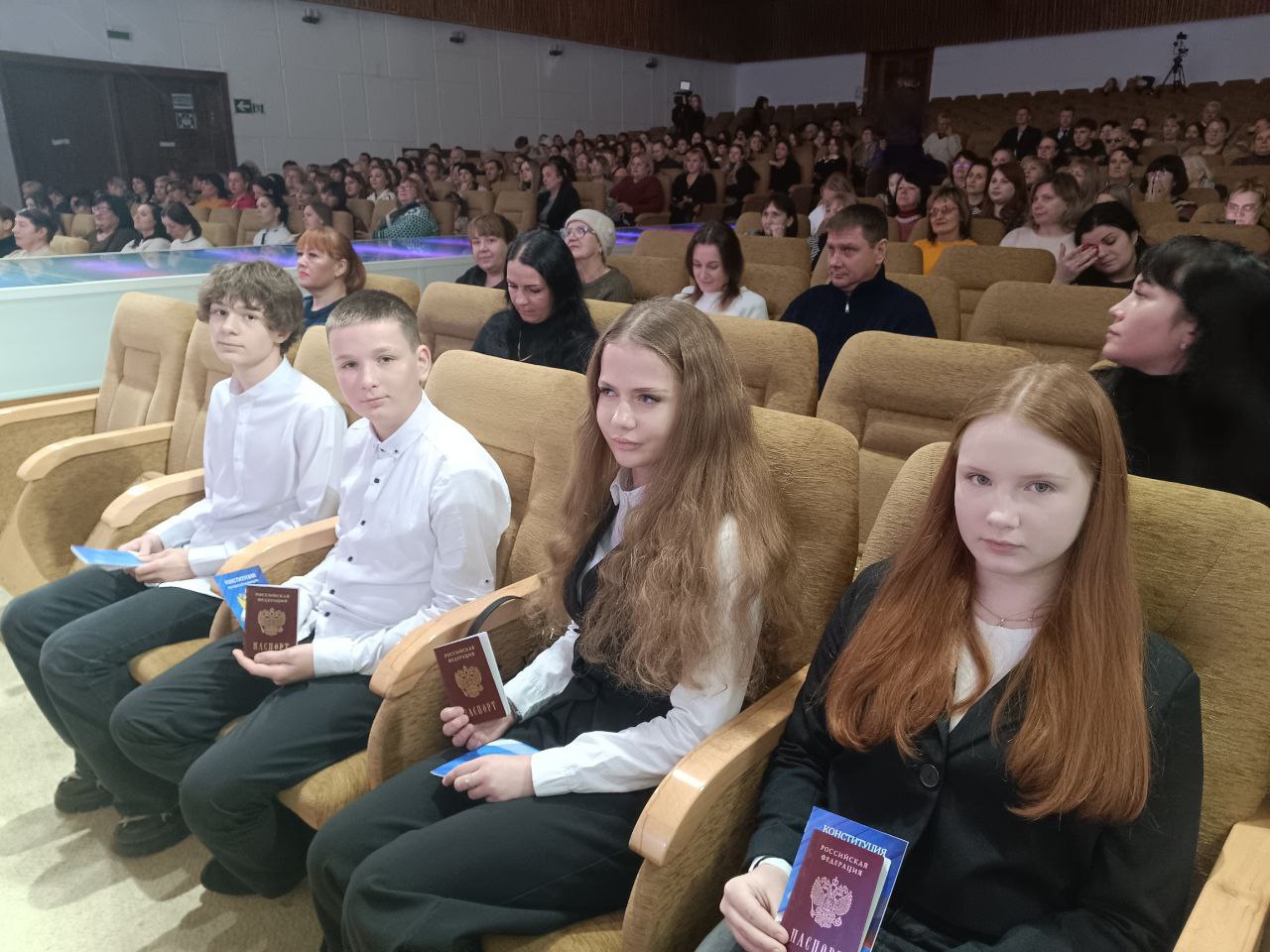 Торжественное вручение паспортов РФ в Ровеньках! Торжественное вручение паспортов РФ в Ровеньках!