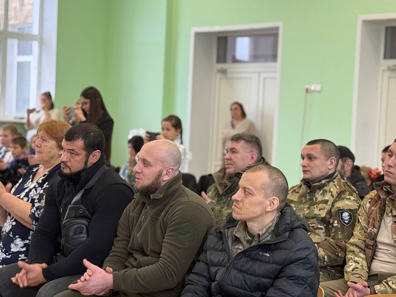 В честь Героев Отечества: Праздничный концерт в Брянковской средней школе №19 В честь Героев Отечества: Праздничный концерт в Брянковской средней школе №19