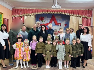 Краснолучские дошкольники поздравили Героев Отечества