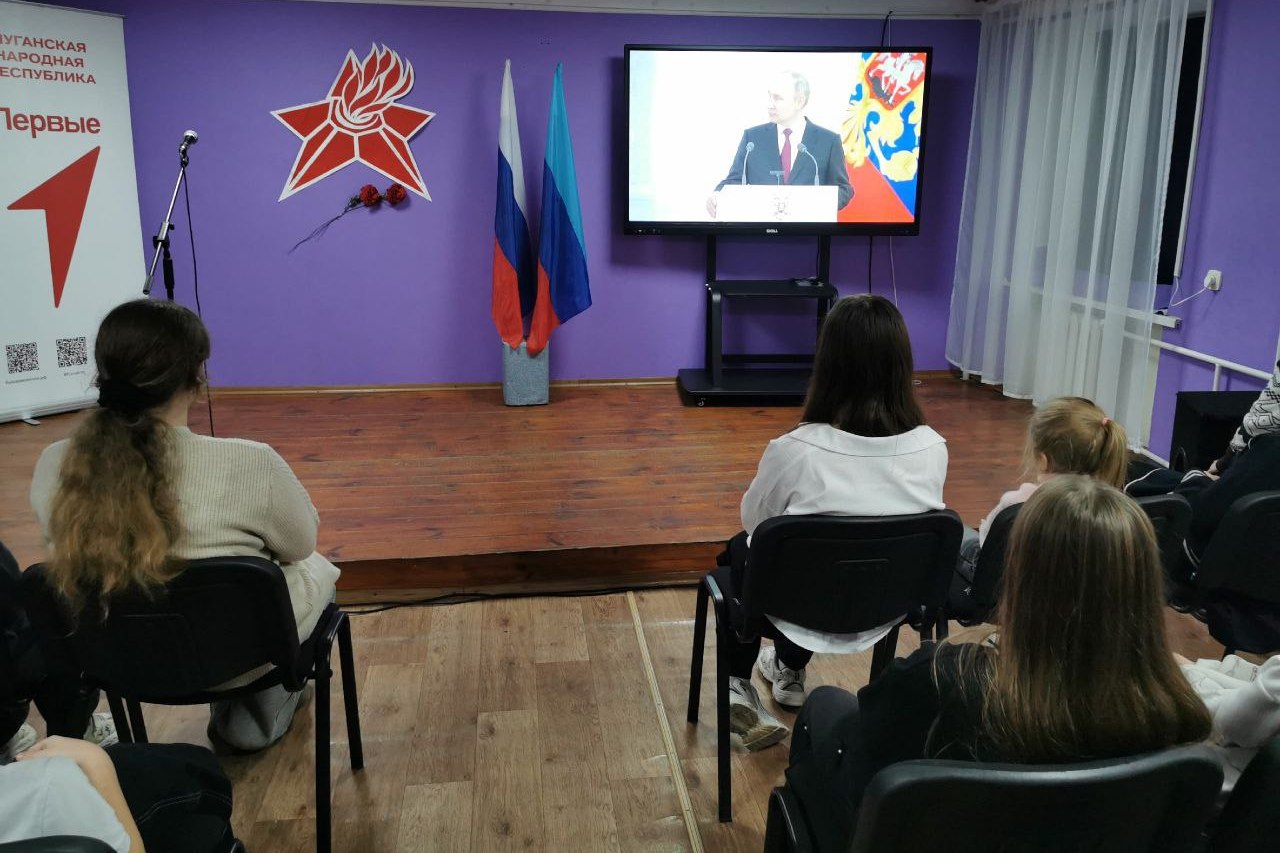 В Свердловском центре детского и юношеского творчества «Мечта» провели познавательный час «Мы помним, мы чтим!» В Свердловском центре детского и юношеского творчества «Мечта» провели познавательный час «Мы помним, мы чтим!»