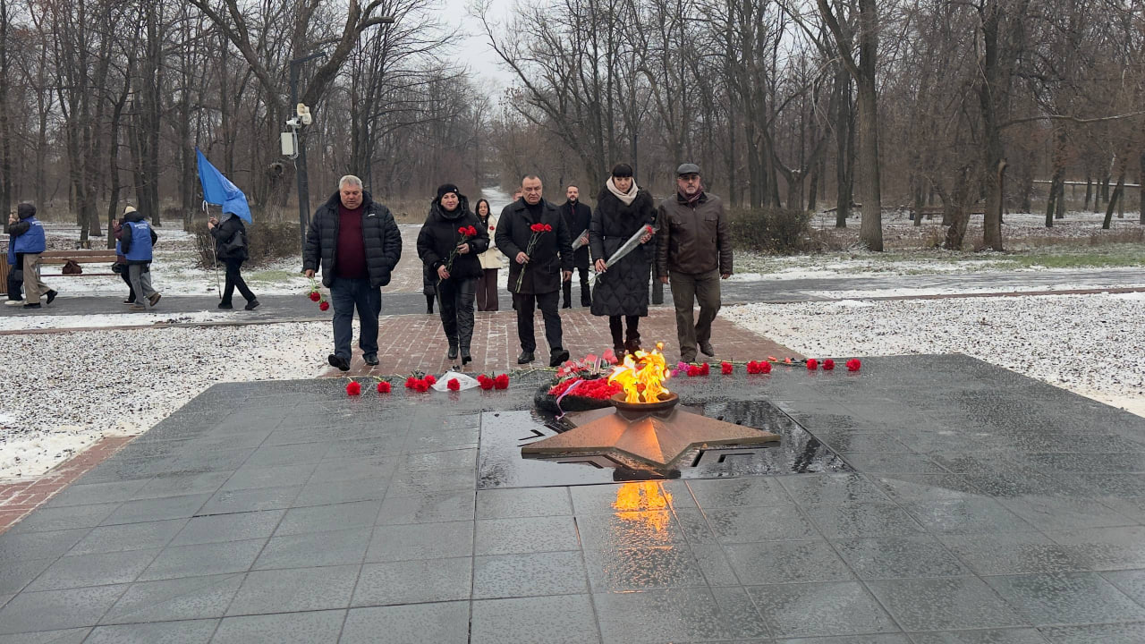 Вечная память павшим и низкий поклон живым! Героизм — это не только подвиг на поле боя, но и ежедневная верность долгу, профессионализм, стойкость и любовь к своему народу Вечная память павшим и низкий поклон живым! Героизм — это не только подвиг на поле боя, но и ежедневная верность долгу, профессионализм, стойкость и любовь к своему народу