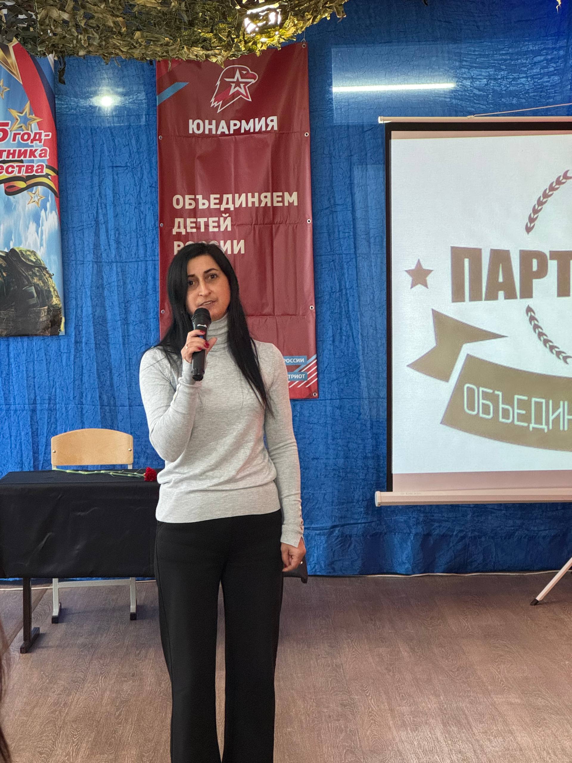 Сегодня, в День Героев Отечества, в Ровеньковской школе №6 имени О.В. Анащенко произошло значимое событие – открытие Парты Героя Сегодня, в День Героев Отечества, в Ровеньковской школе №6 имени О.В. Анащенко произошло значимое событие – открытие Парты Героя