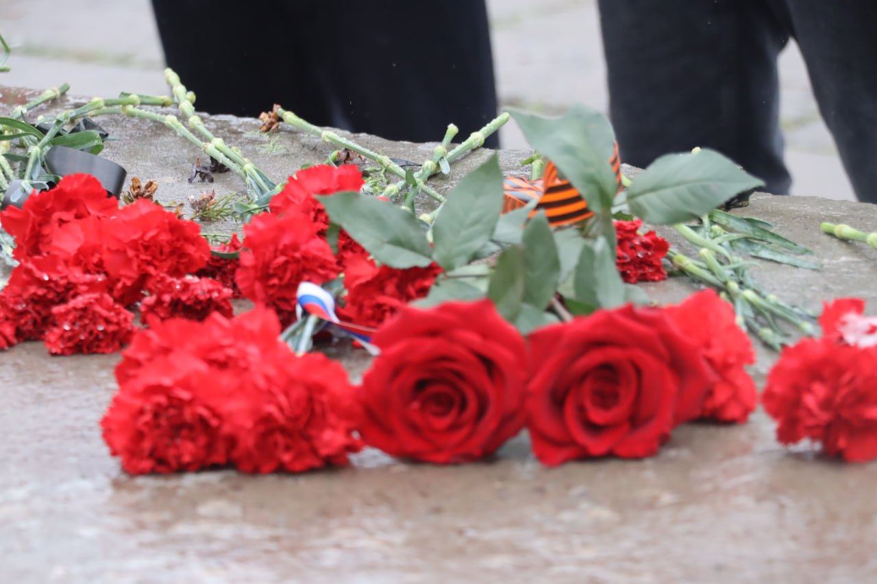 В Северодонецке единороссы почтили память Героев Отечества В Северодонецке единороссы почтили память Героев Отечества